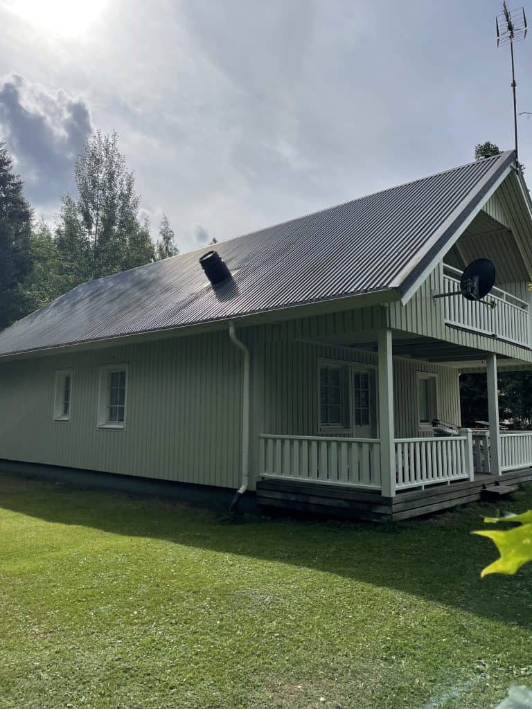 Vihreä talo jossa valkoiset kaiteet, maalattu ammattitaidolla - Värixi Oy