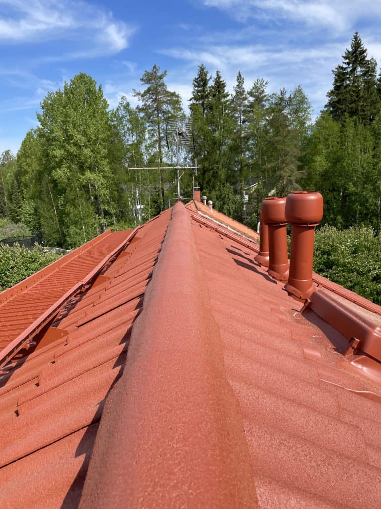 Vasta maalattu punainen tiilikatto kuvattuna harjalta - Tiilikaton pinnoitus Värixi Oy