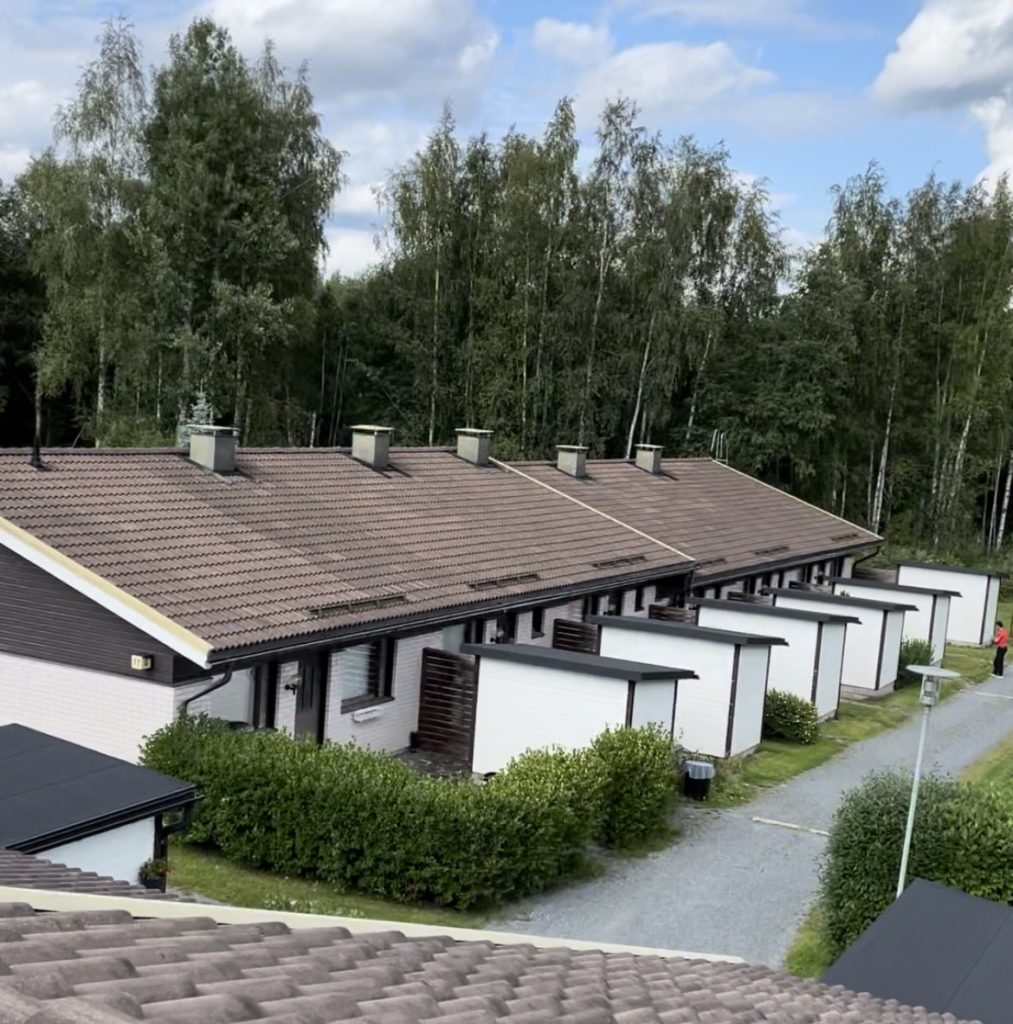 Rivitaloyhtiö maalattu uudelleen valkoisella ja tummanharmaalla - Taloyhtiön maalaus Värixi