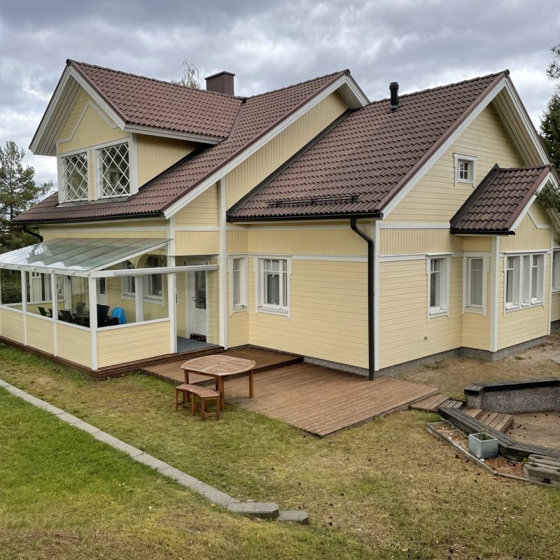 Keltainen vastamaalattu talo Pirkanmaalla