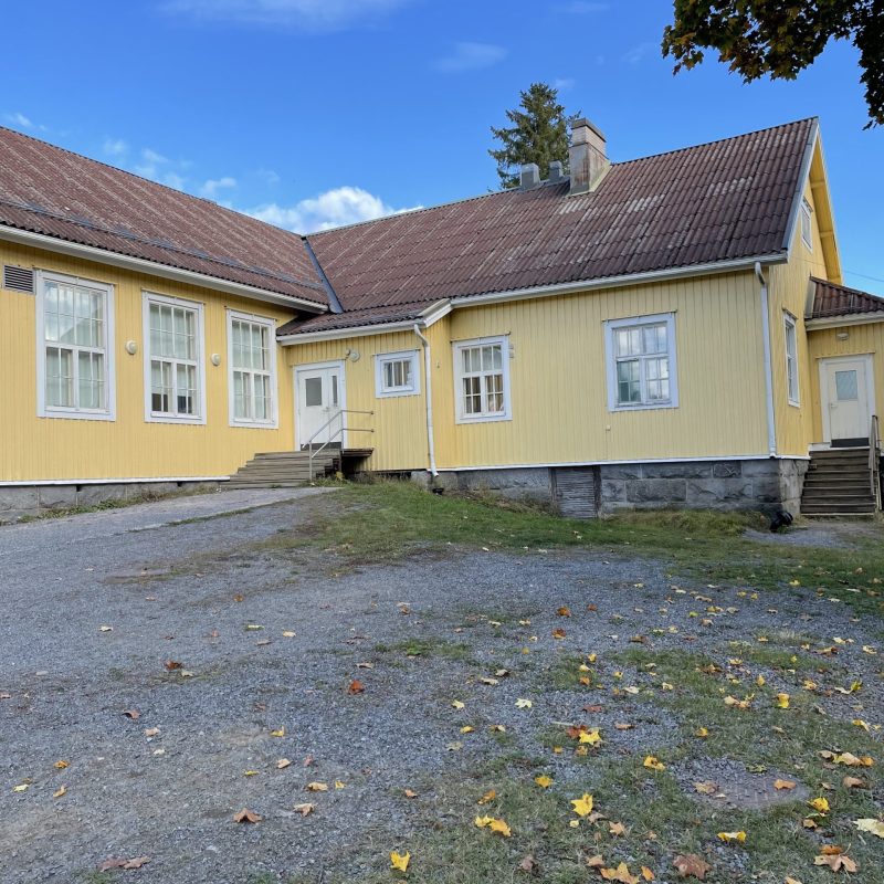Keltainen vastamaalattu omakotitalo Pirkanmaalla