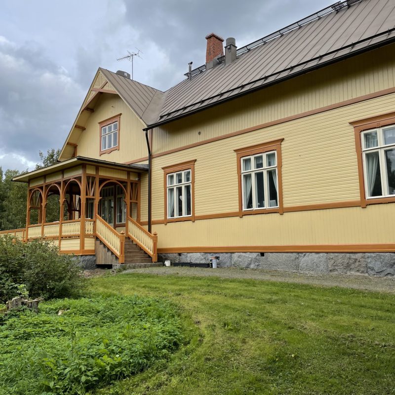 Keltainen huvila maalattu uudestaan, Maalausliike Värixi Pirkanmaa