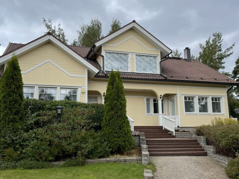 Suuri keltainen omakotitalo maalattu uudelleen - Talon maalaus Värixi Oy